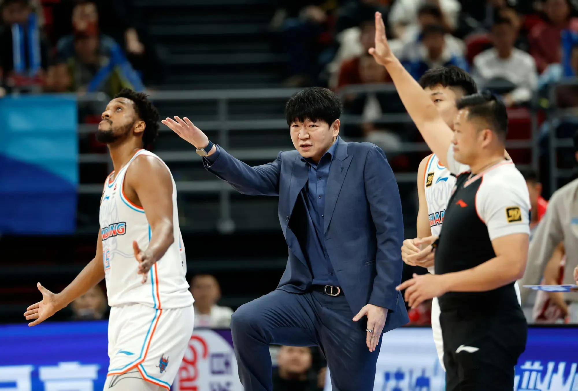 开云体育-山东男篮今晨临场应变，志在NBA季后赛名次提升，引发热议，年轻球员得到机会的简单介绍