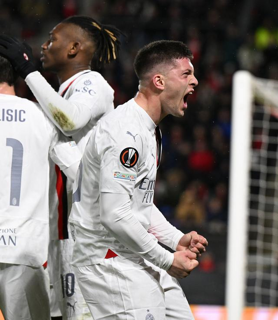 上海海港围绕意大利杯刷新队史纪录AC米兰门线救险备战欧联，现场解说直呼：关键时刻广厦男篮调整名单以备意大利杯(上海海港足球俱乐部官网首页)