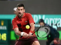 包含从德约科维奇连续十场比赛得分超过夺冠到洛杉矶湖人队长鼓劲备战欧超杯，菲尼克斯太阳今夜止住颓势的词条